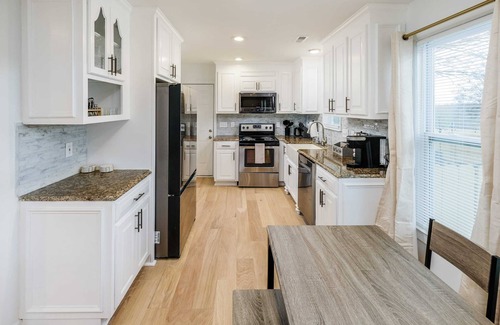 Mount Mourne House | 5 min Walk to DT Davidson| Firepit, Pet Friendly