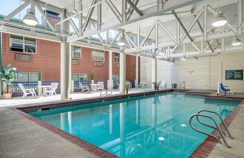 North Park City Apartment | 5 min walk to ski lifts at Park City hot tub,Pool, and sauna + parking on site.