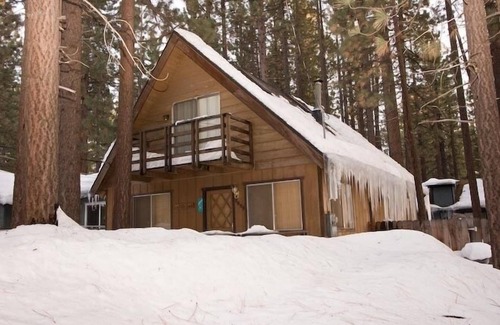 Black Bart Cabin | 5 mins from Casino/Skiing/Shopping | Pet-Friendly | Free Wi-Fi | Sleeps 10
