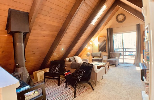 Black Bart Cabin | 5 mins from Casino/Skiing/Shopping | Pet-Friendly | Free Wi-Fi | Sleeps 10