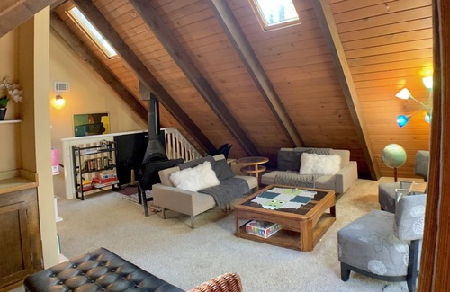 Black Bart Cabin | 5 mins from Casino/Skiing/Shopping | Pet-Friendly | Free Wi-Fi | Sleeps 10