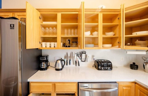 Chestnut House | 5 mins to best of ATX, Stocked kitchen, 4BR 2.5BA, Backyard, Grill, yard games