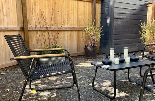 Laramie House | 5 Mins to Campus : Vintage +Modern West Home