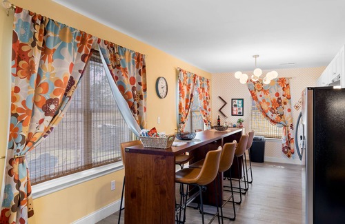 Chattanooga House | 5 mins to DT, family friendly, hot tub, arcade, sleeps 8, fully fenced yard.