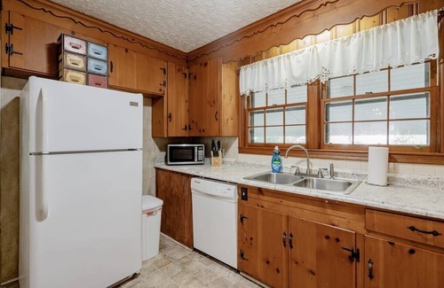 Forest Acres House | 5 mins to Fort Jackson - The Wooded Hilltop Ranch
