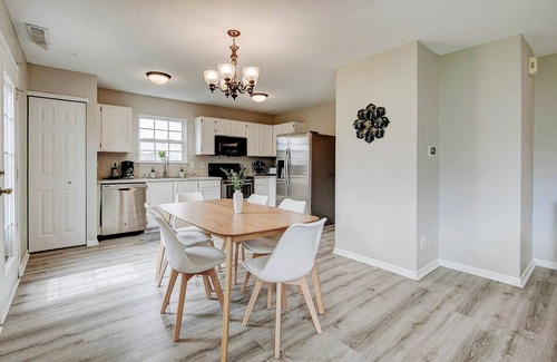 Noblesville House | 5 Mins to Ruoff! Dog Friendly! Large back yard!