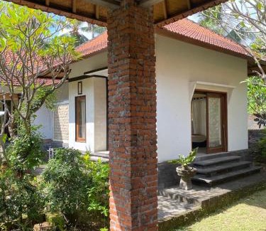 Bondalem House | 5 mins to the Beach with Tropical Garden