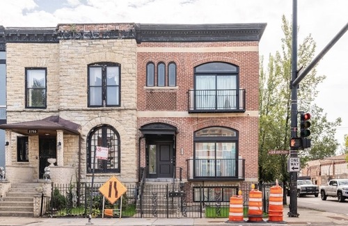 East Garfield Park Apartment | 5 mins to the United Center! Cozy 2 bedroom apartment