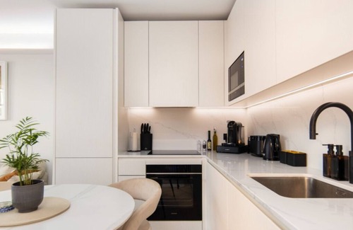 City of Westminster Apartment | 5 Mins Walk to Selfridges | Mayfair Retreat