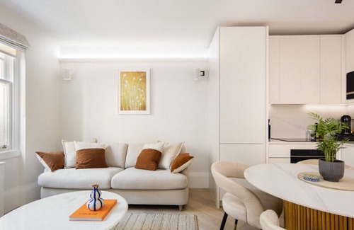 City of Westminster Apartment | 5 Mins Walk to Selfridges | Mayfair Retreat