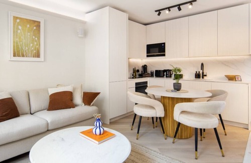 City of Westminster Apartment | 5 Mins Walk to Selfridges | Mayfair Retreat