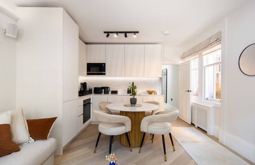 City of Westminster Apartment | 5 Mins Walk to Selfridges | Mayfair Retreat
