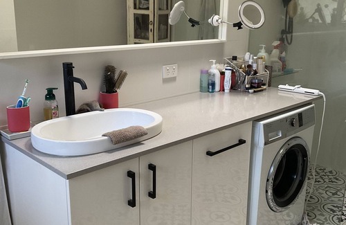 Sorrento House | 5 minuets to BEACH and MARINA sunsets Transport at front