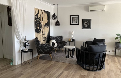 Sorrento House | 5 minuets to BEACH and MARINA sunsets Transport at front