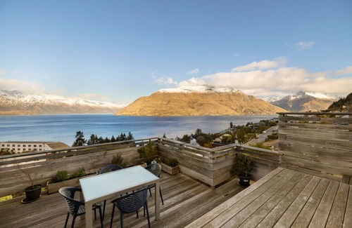 Fernhill House | 5 minute drive to Queenstown and parking.