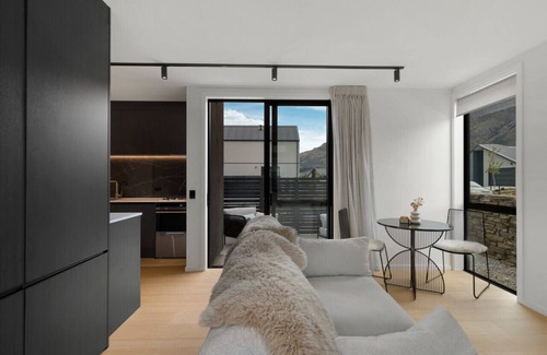 Kawarau Falls House | 5 minute drive to Remarkables mountain and car parking.