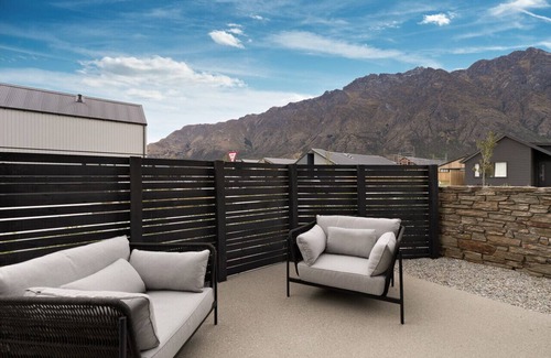 Kawarau Falls House | 5 minute drive to Remarkables mountain and car parking.