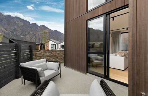 Kawarau Falls House | 5 minute drive to Remarkables mountain and car parking.