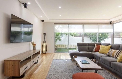 North Coogee House | 5 minute stroll to the stunning South Beach. Free WIFI & Parking