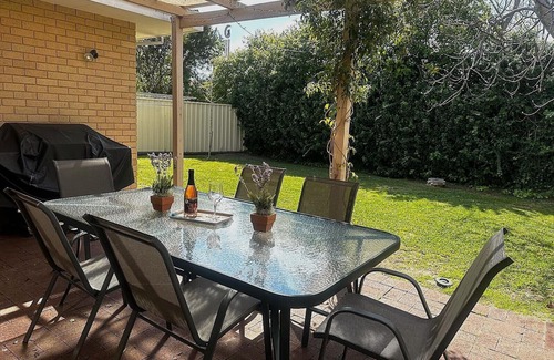 Geographe House | 5 minute stroll to the beautiful beaches of Geographe Bay