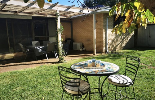 Geographe House | 5 minute stroll to the beautiful beaches of Geographe Bay