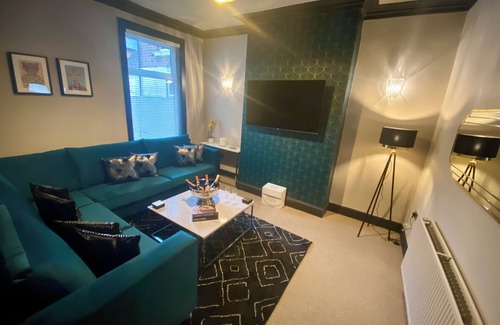 Everton House | 5 minute walk to Anfield stadium and perfect location for the Liverpool Centre