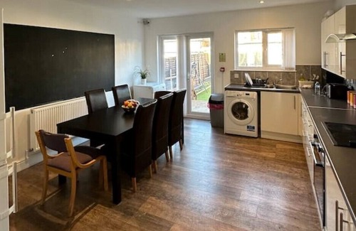 Newbury Park House | 5 Minute Walk to Central London Tube Modern 3 bed House