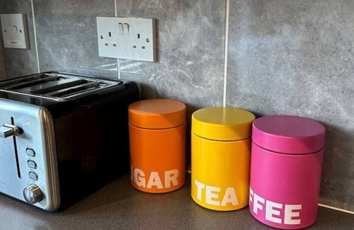 Newbury Park House | 5 Minute Walk to Central London Tube Modern 3 bed House