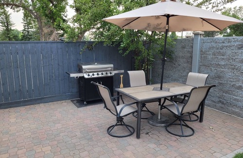 South Lethbridge Apartment | 5 minute walk to Henderson Lake!nCozy 3 bedroom basement suite w/private patio.