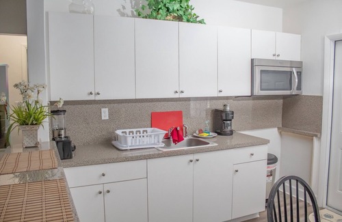 Allapattah House | 5 minutes away from MIA! 10 Minutes away from Port of Miami!