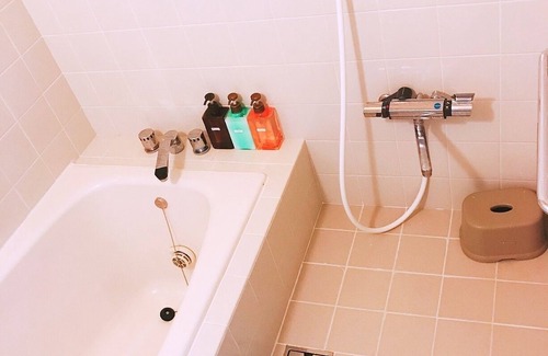 Kita House | 5 minutes by train, 10 minutes by JR/10 minutes from Umeda 5 minutes/9 minutes by Namba/7 minutes by Shintobashi/45 minutes by Kyoto/private safety bath/wifi