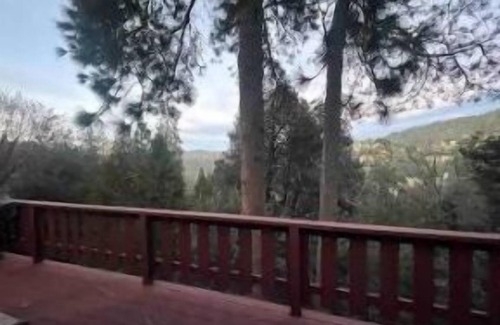 Crestline House | 5 minutes driving and 20 minutes walking distance to the Lake Gregory