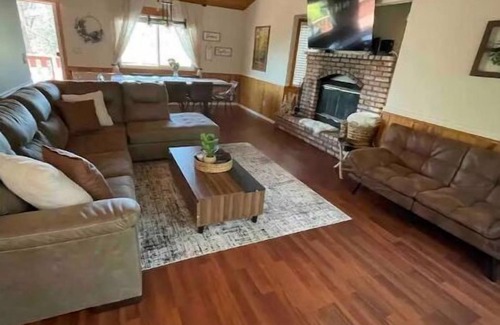 Crestline House | 5 minutes driving and 20 minutes walking distance to the Lake Gregory