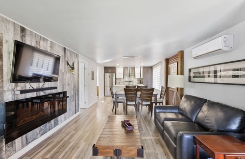 Saint Donat Ski Chalet | 5 minutes from Mont-Garceau! Waterfront cottage with spa in Saint-Donat.