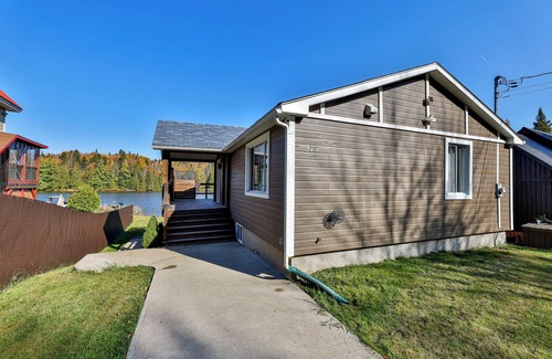 Saint Donat Ski Chalet | 5 minutes from Mont-Garceau! Waterfront cottage with spa in Saint-Donat.