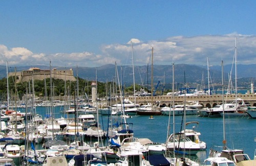 Antibes Old Town House | 5 minutes from Port Vauban. Glamorgan Crew House in the Heart of Antibes