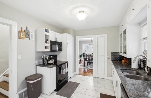 South Kansas City House | 5 Minutes From Stadium, Charming 3-bedroom house with WiFi, AC