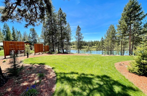 Oregon Water Wonderland House | 5 minutes from Sunriver - On the Deschutes River with 200-feet of frontage