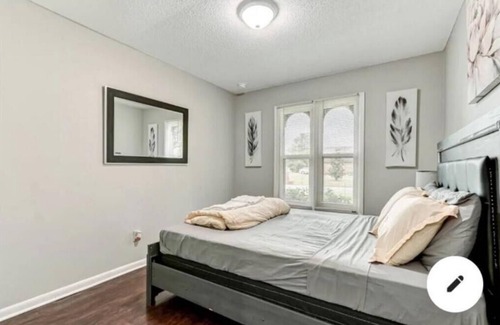 Northside House | 5 minutes from the Jacksonville airport and 10 minutes from the zoo.