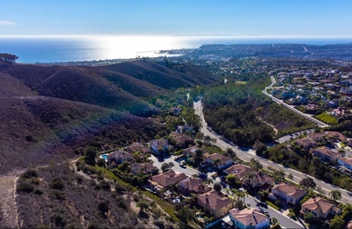 San Onofre House | 5 minutes to beach. Luxury estate with private pool, hot tub, firepit & privacy