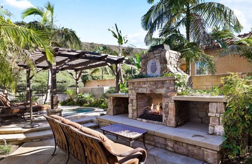 San Onofre House | 5 minutes to beach. Luxury estate with private pool, hot tub, firepit & privacy