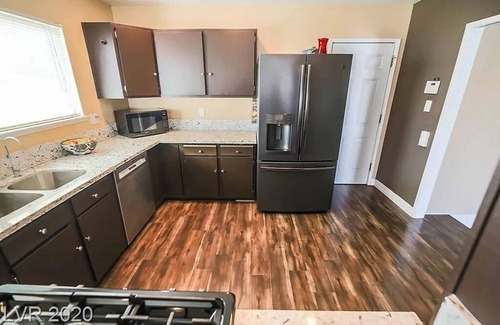 Paradise House | 5 minutes to Airport and the Strip- 3Bedroom, 2Bath, Great Pool