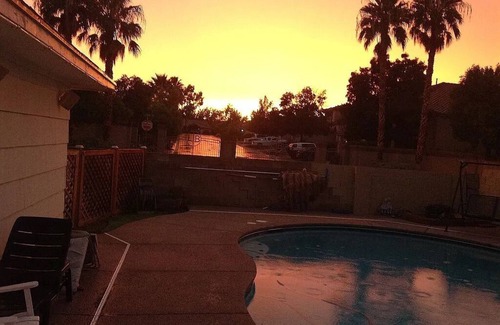 Paradise House | 5 minutes to Airport and the Strip- 3Bedroom, 2Bath, Great Pool