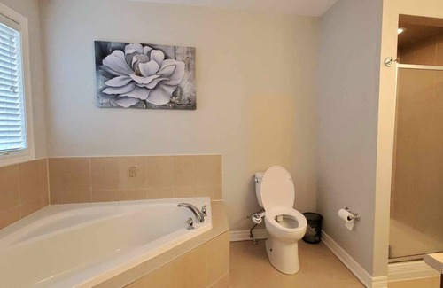 Vaughan House | 5 minutes to Canada's Wonderland, Vaughan Mills. Semi-detached 3 BDR in Vaughan.