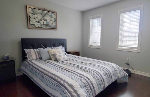 Vaughan House | 5 minutes to Canada's Wonderland, Vaughan Mills. Semi-detached 3 BDR in Vaughan.