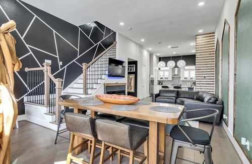 South Central Houston House | 5 minutes to Downtown with GARAGE Gated 1.9 miles from George R Brown!