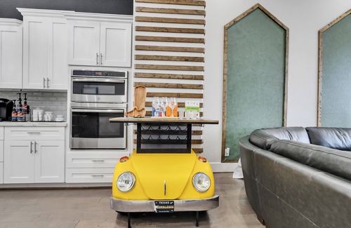 South Central Houston House | 5 minutes to Downtown with GARAGE Gated 1.9 miles from George R Brown!