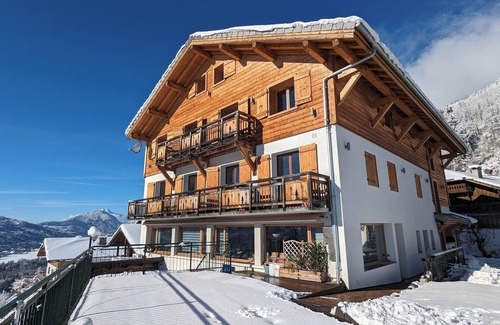 Verchaix Ski Chalet | 5 minutes to gondola, spectacular valley views, hot tub, Samoens/Verchaix