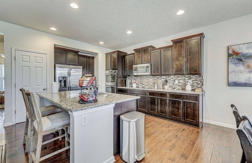 Westfield House | 5 Minutes to Grand Park, Fully Stocked Home with Game Room