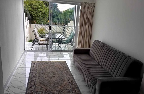 Erasmuskloof Apartment | 5 minutes to Menlyn mall and 4 minutes to Time Square casino.
